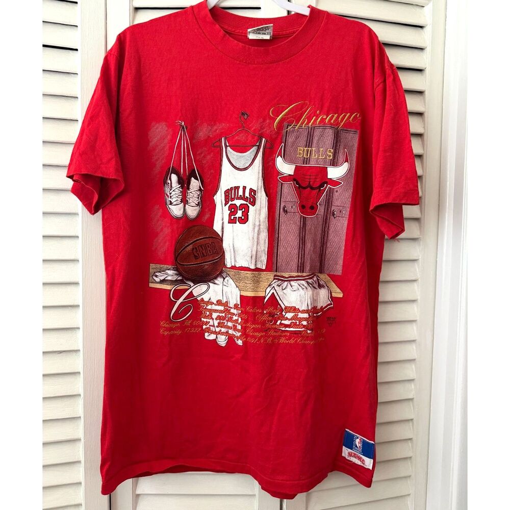 Vintage 90s Nutmeg Chicago Bulls T Shirt Jordan 23 Locker Room Red USA Size L